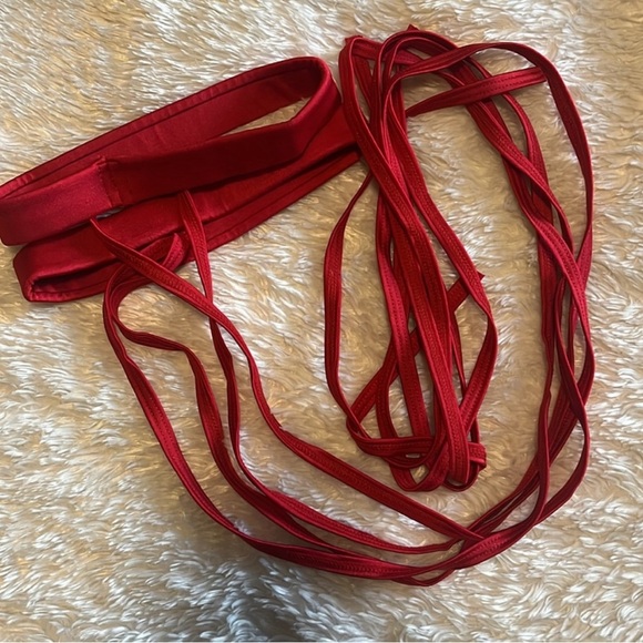 Solid Leg Strap with Attached Garter - Red - Picture 3 of 3